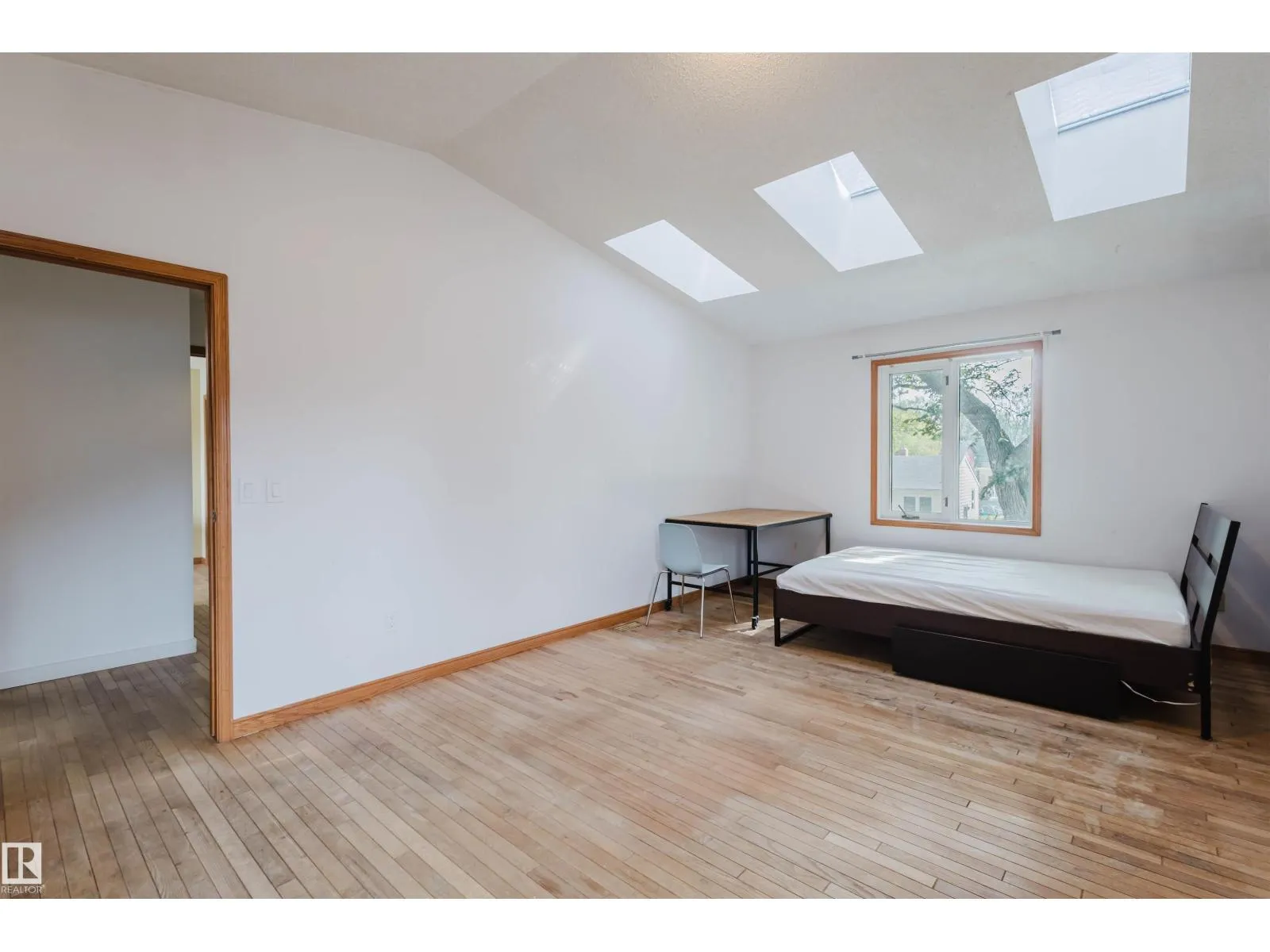 10948 75 AV NW