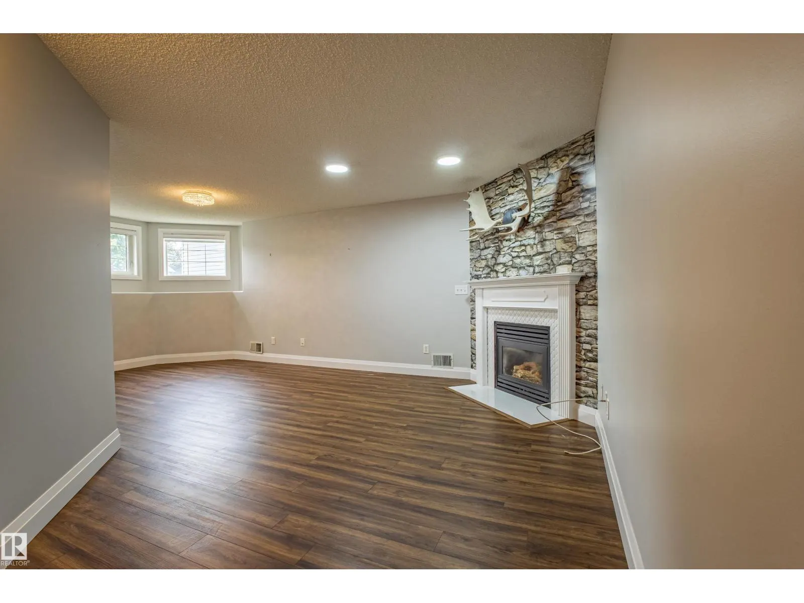 2812 40A AV NW