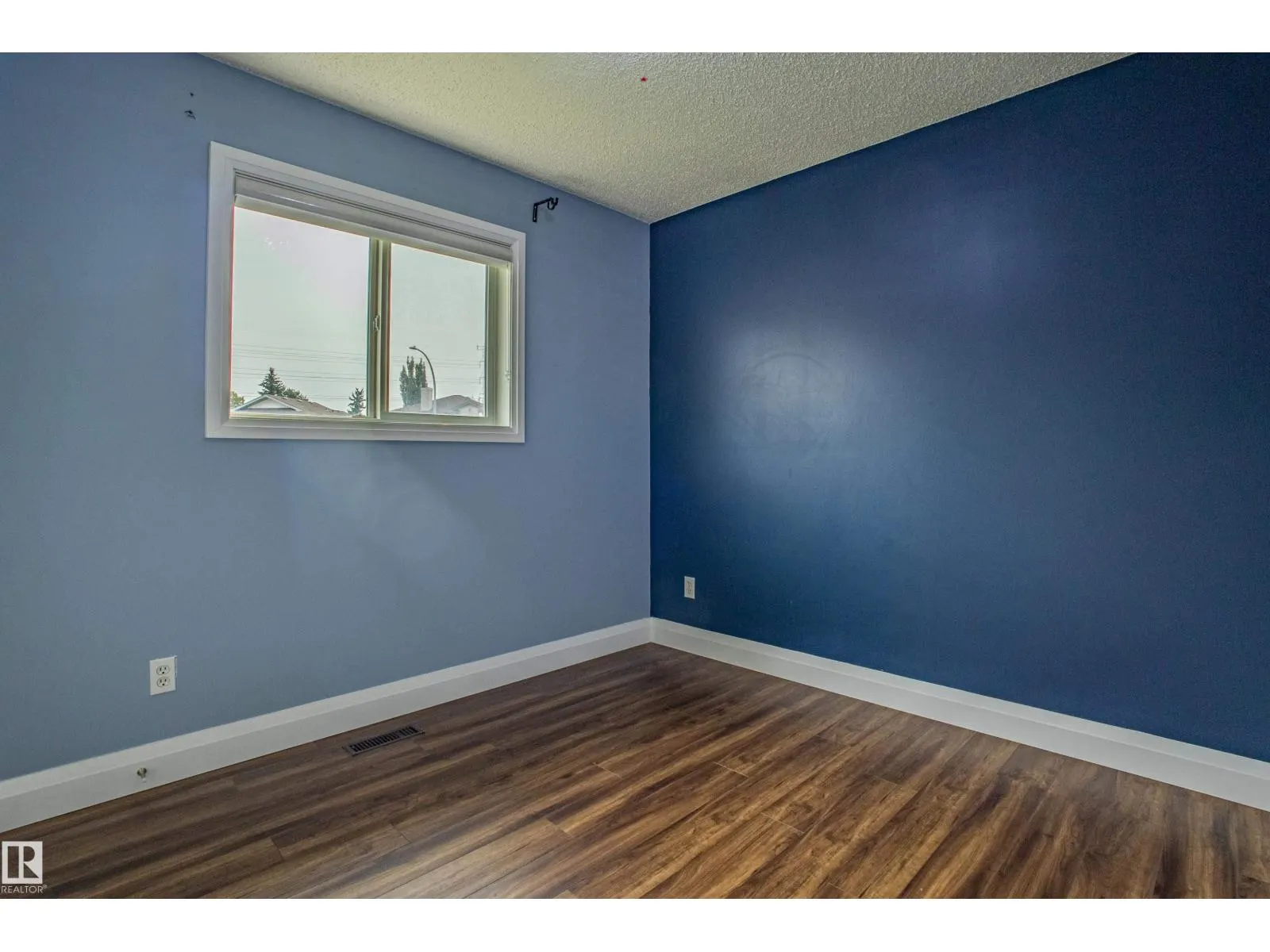 2812 40A AV NW