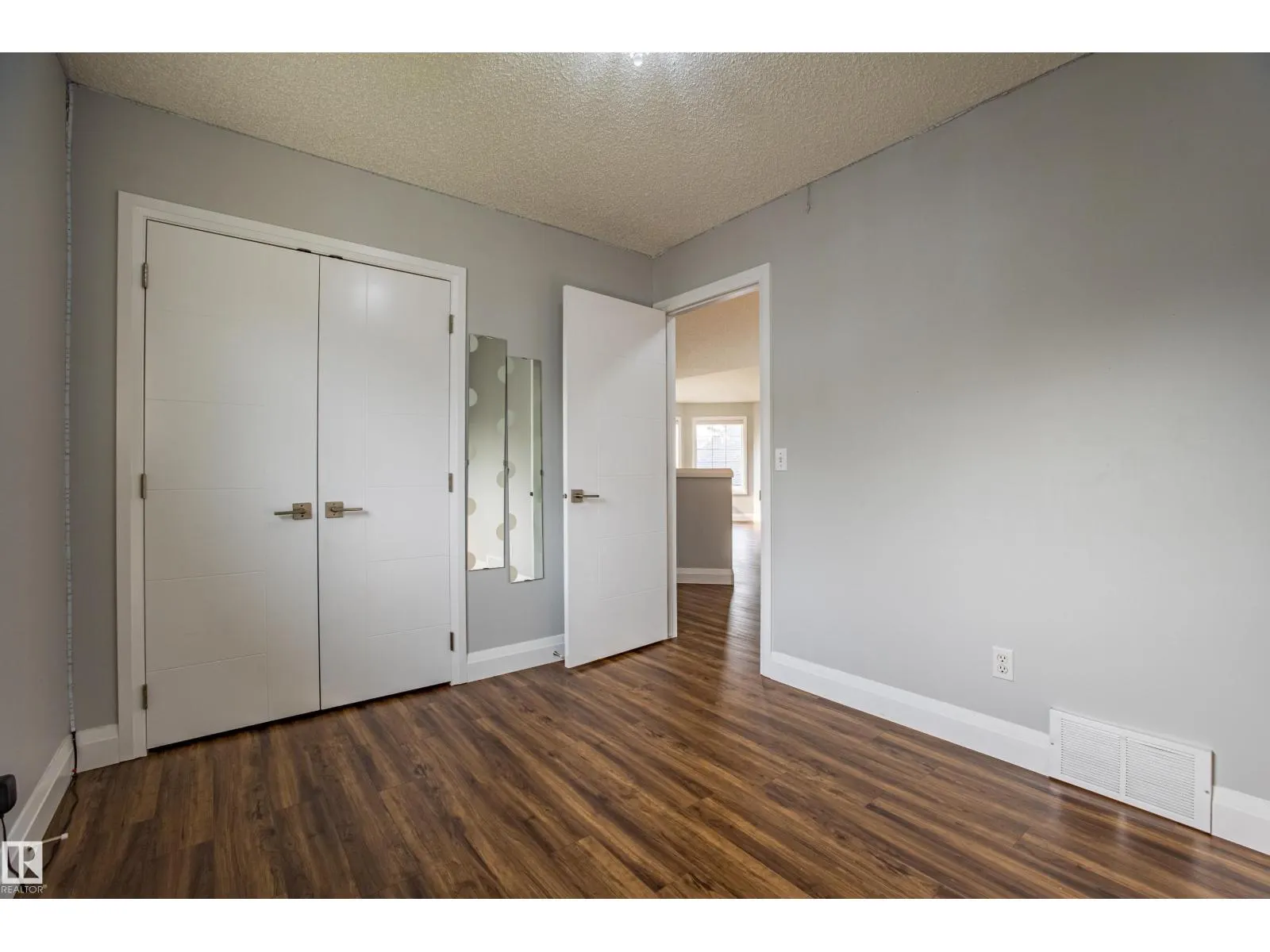 2812 40A AV NW