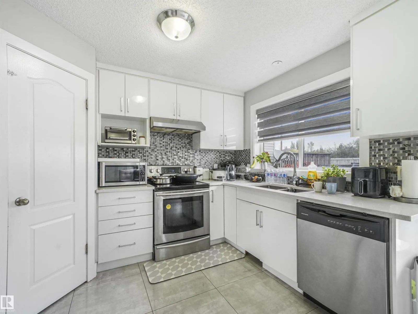 3707 28 ST NW
