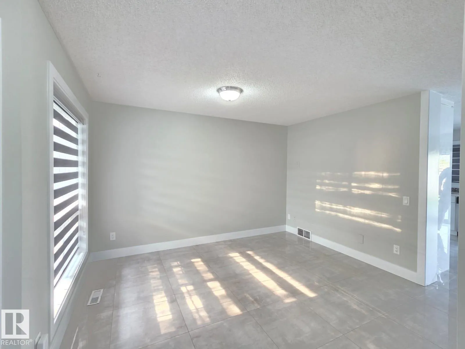 3707 28 ST NW