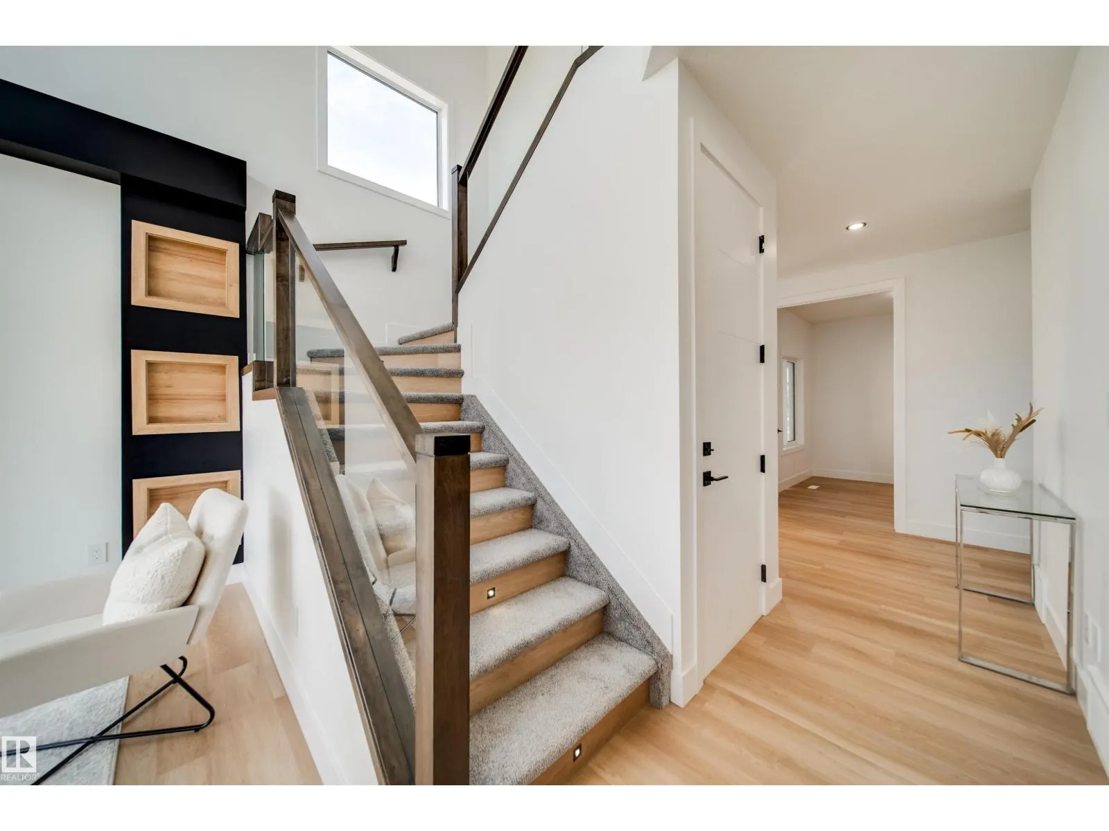 1831 63 AV NE