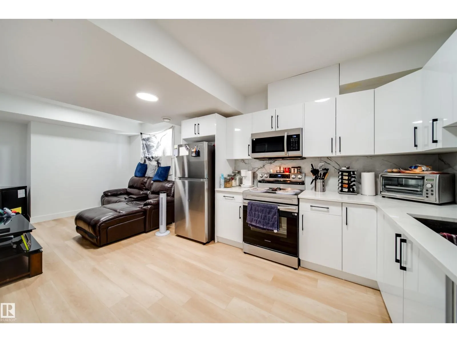 1831 63 AV NE
