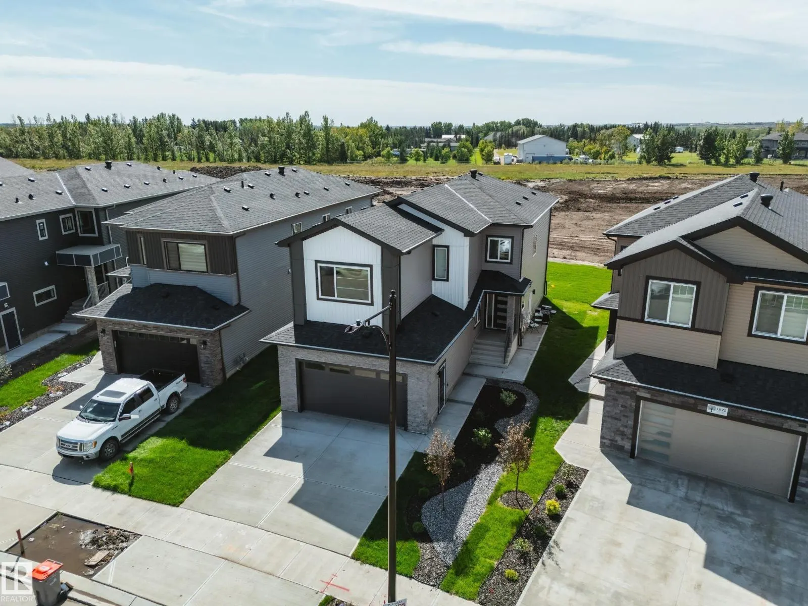 1831 63 AV NE