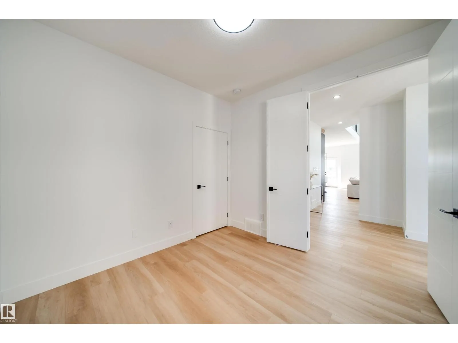 1831 63 AV NE
