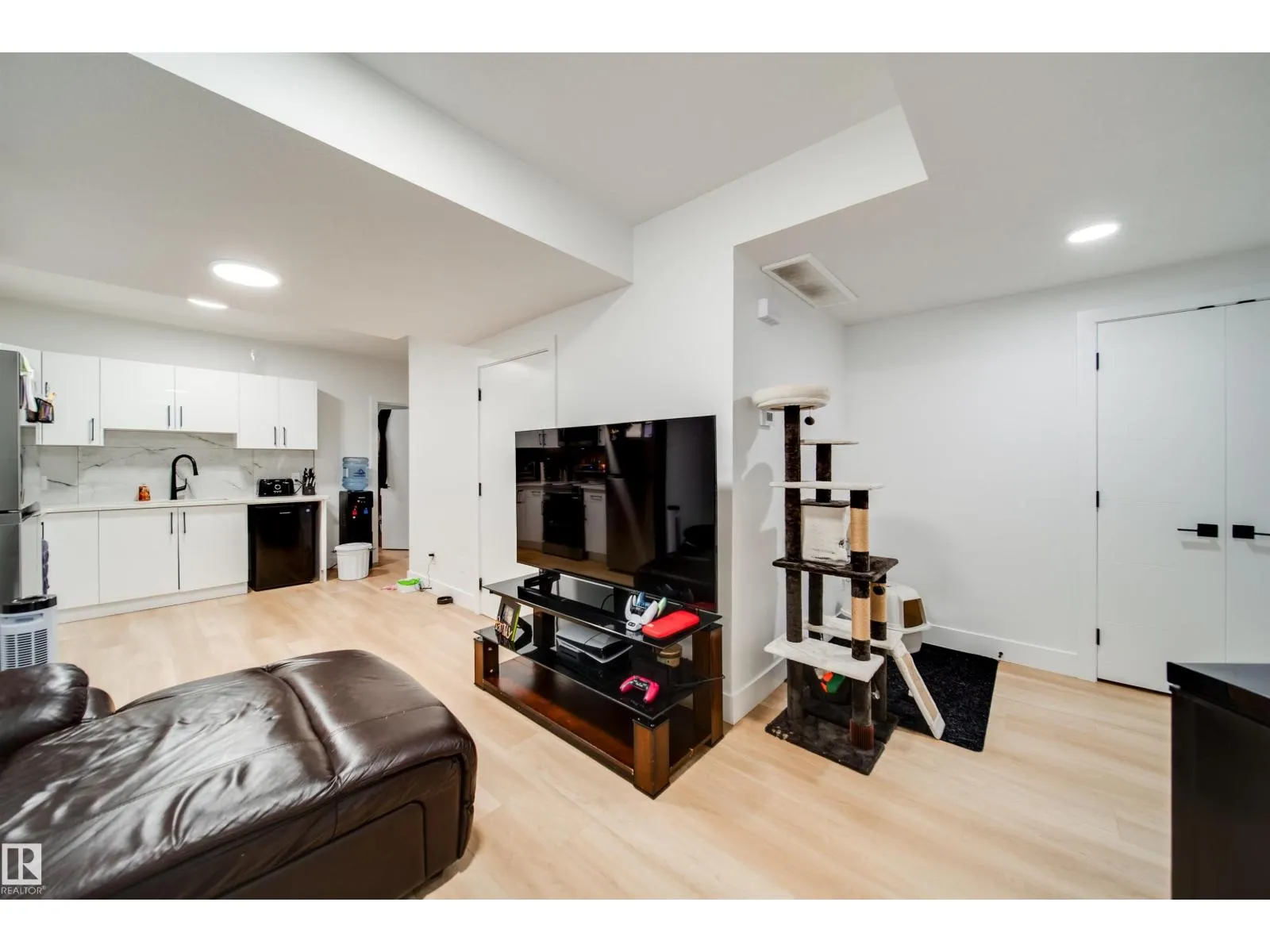 1831 63 AV NE