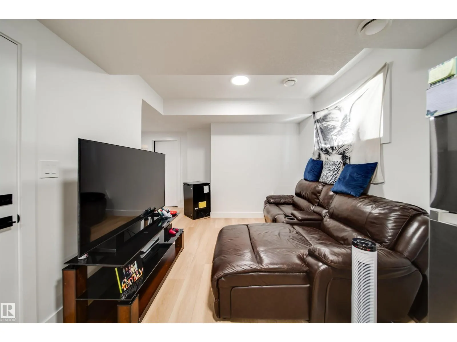 1831 63 AV NE