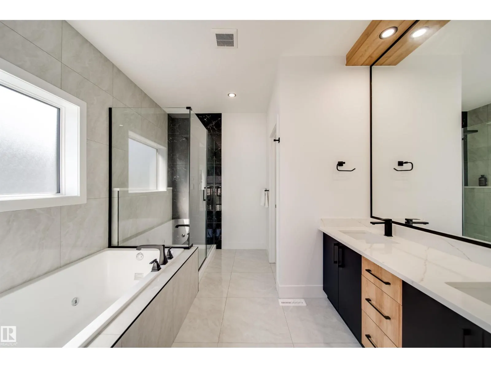 1831 63 AV NE