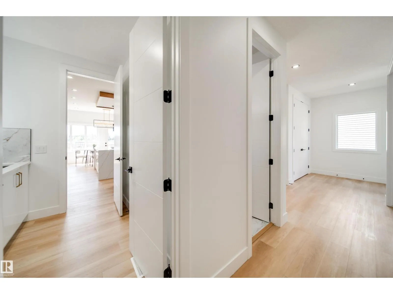 1831 63 AV NE