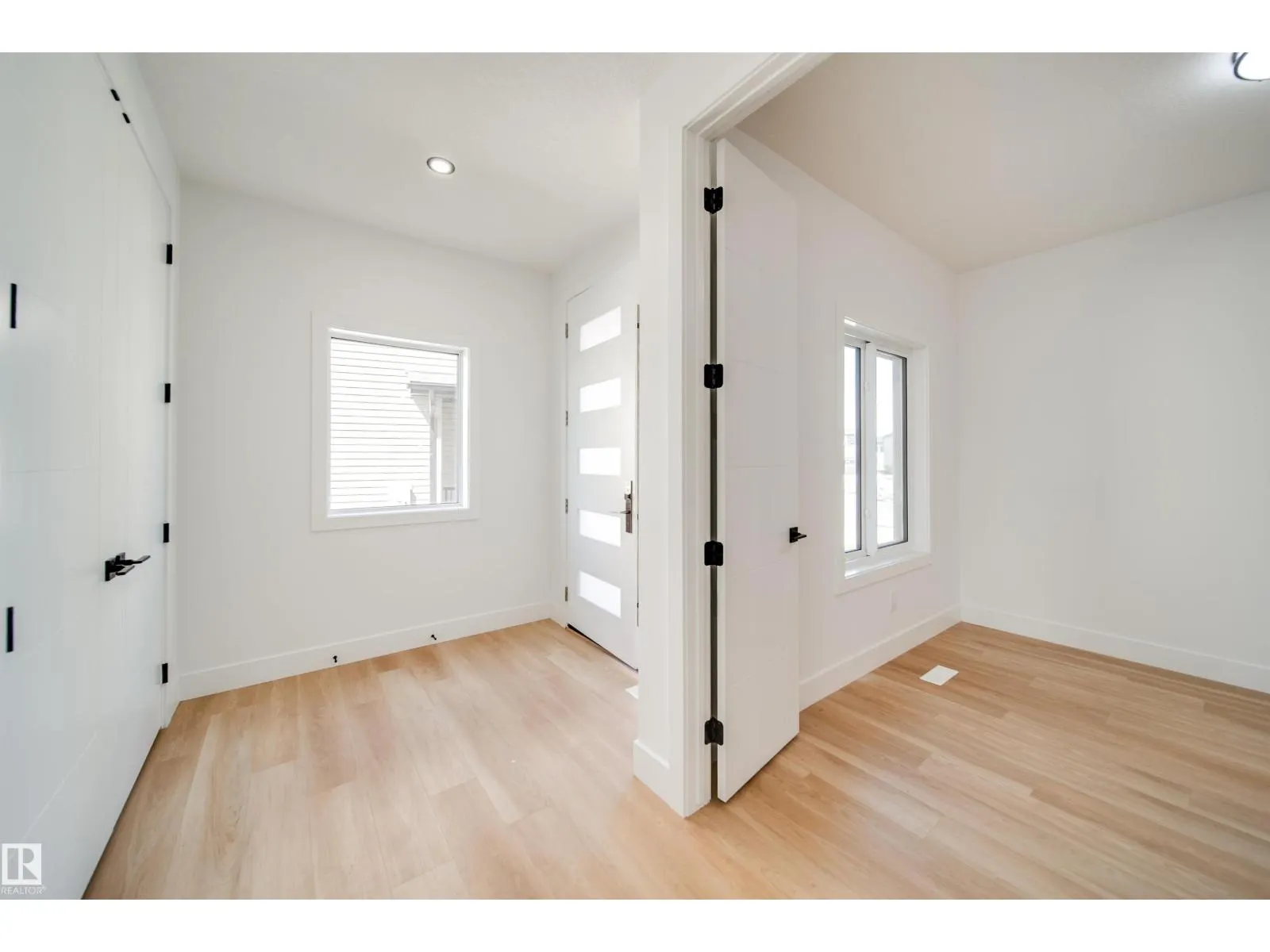 1831 63 AV NE