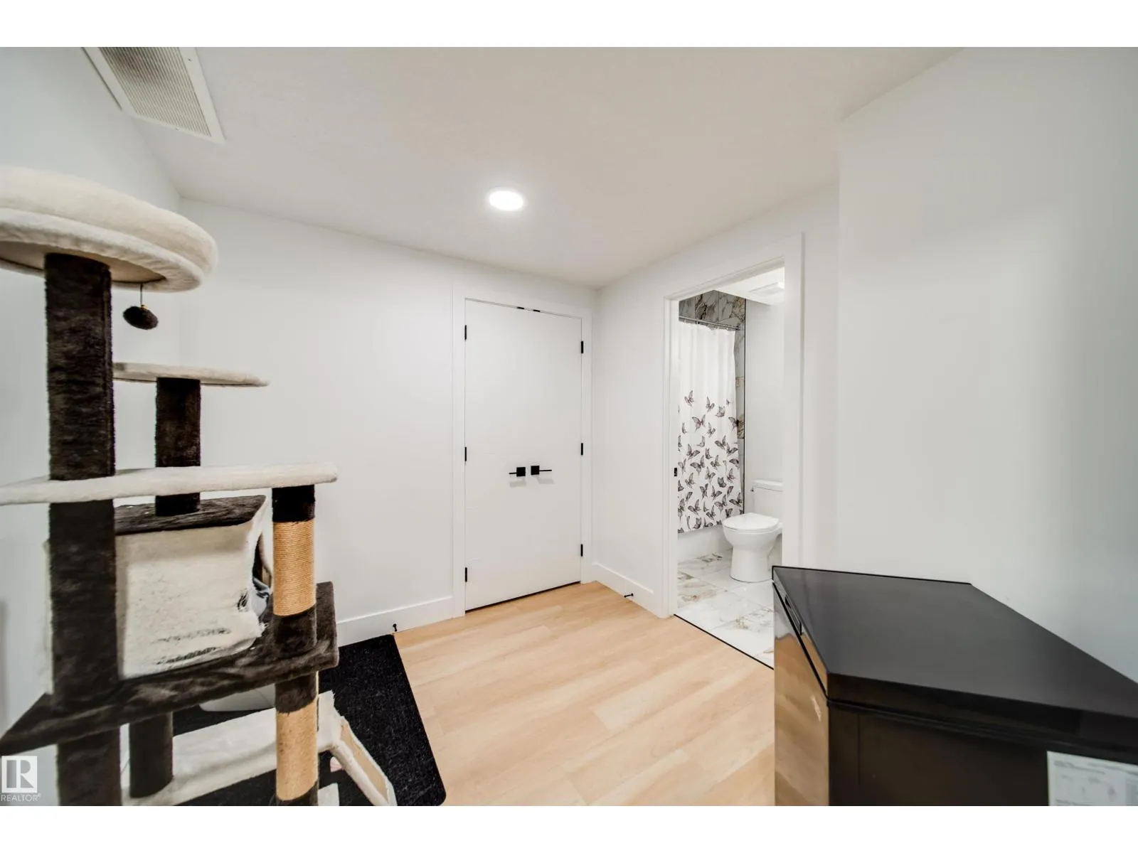 1831 63 AV NE