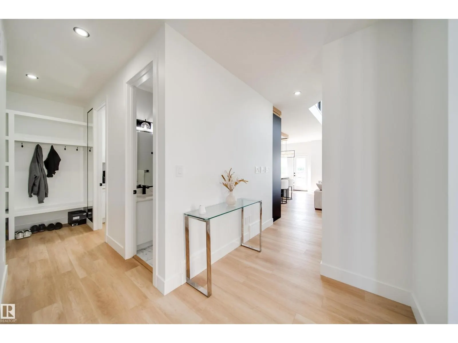 1831 63 AV NE