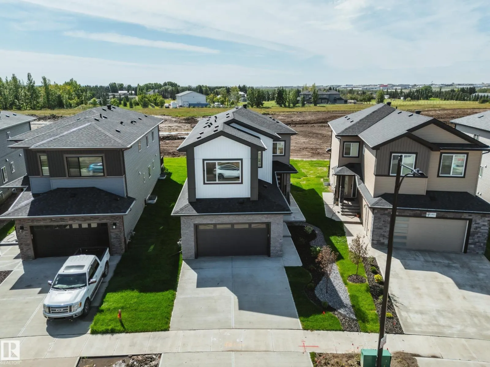 1831 63 AV NE