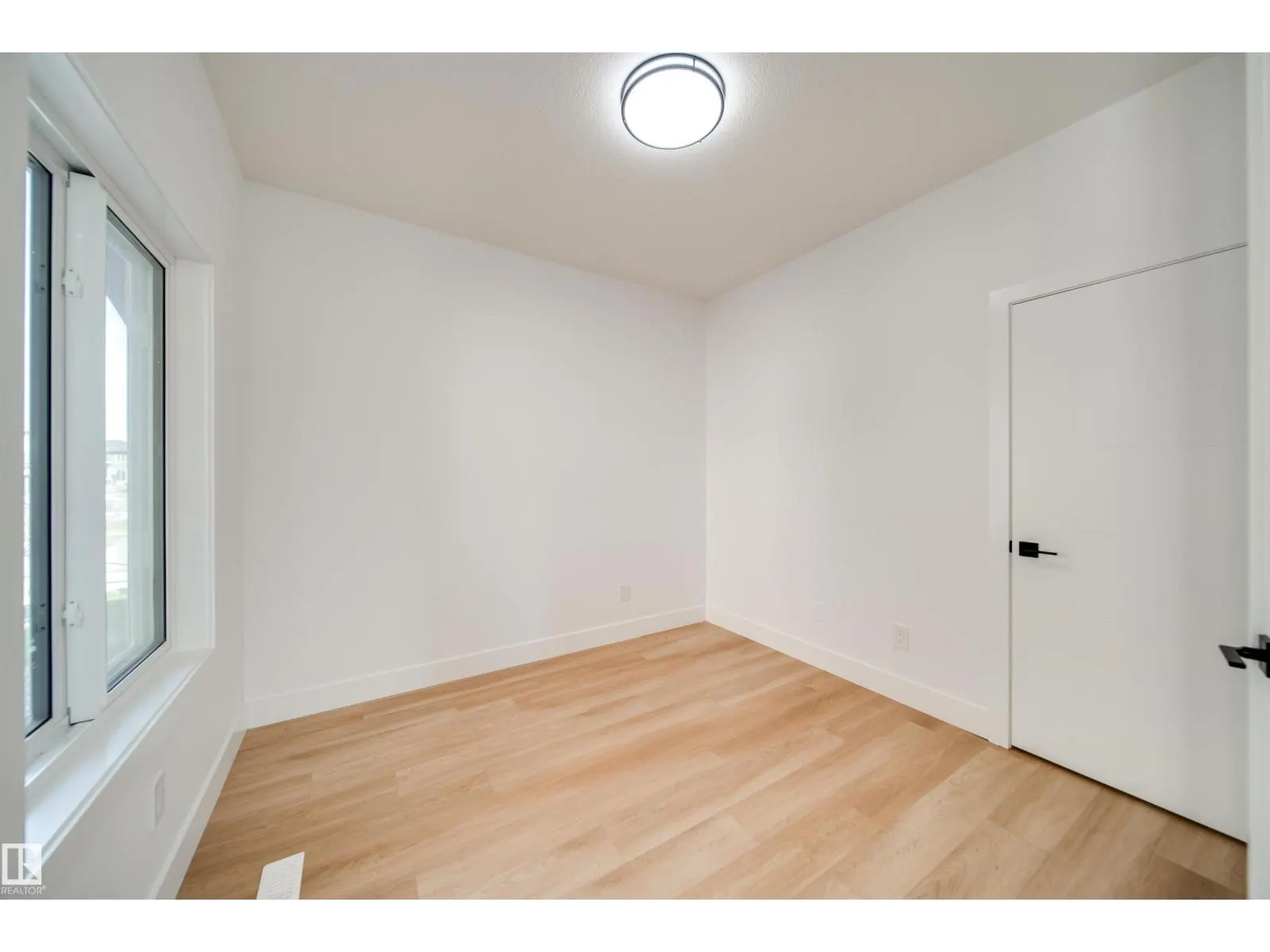 1831 63 AV NE