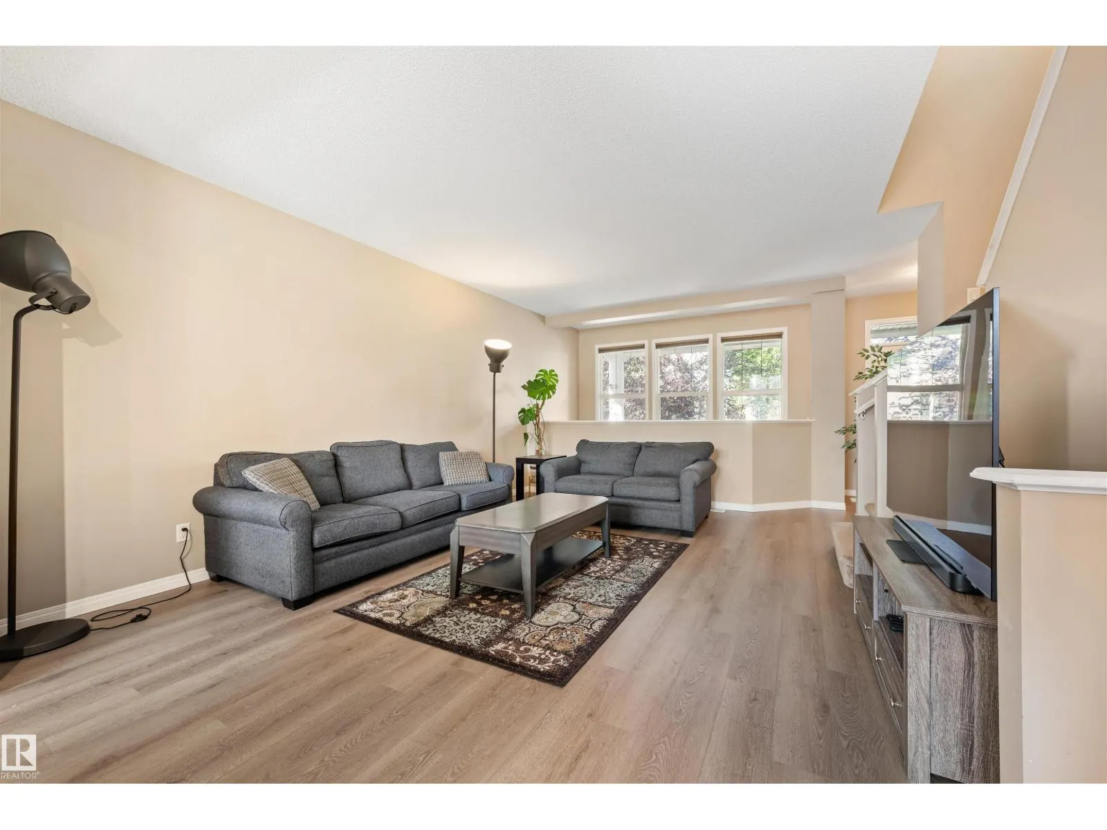 1319 74 ST SW