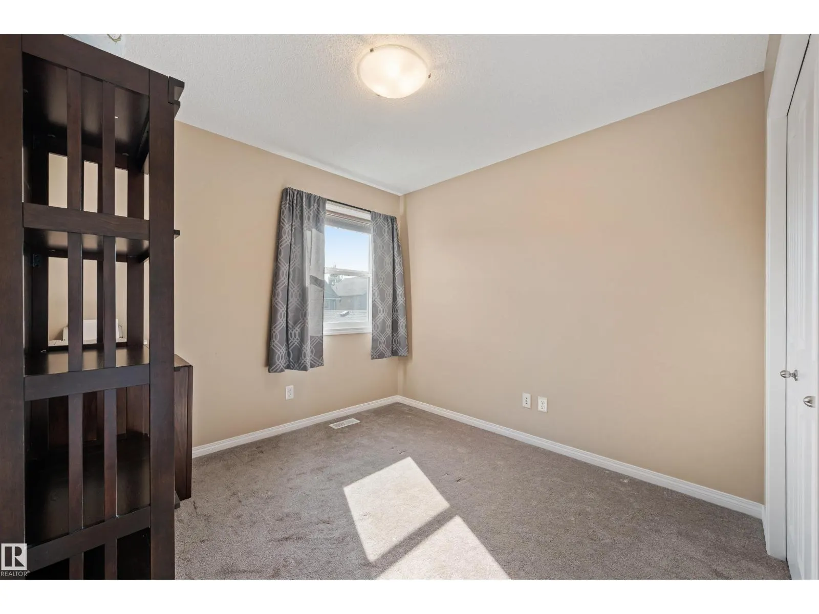 1319 74 ST SW