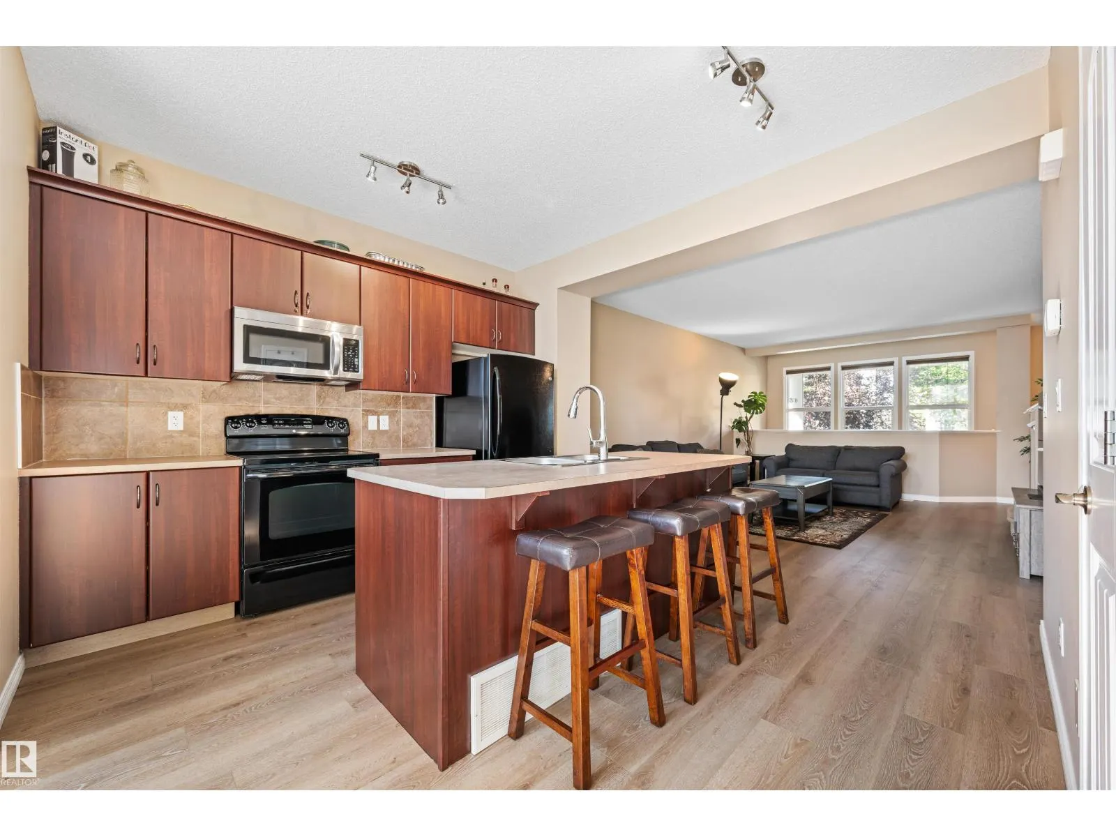1319 74 ST SW