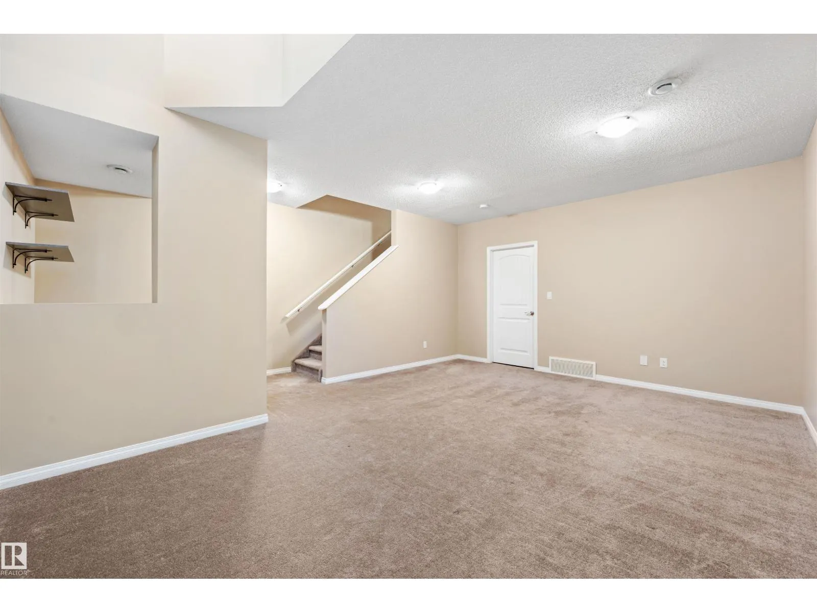 1319 74 ST SW
