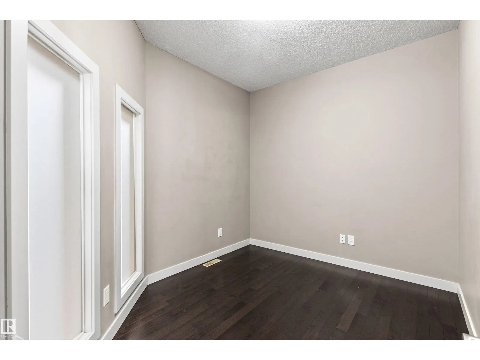 8804 217 ST NW