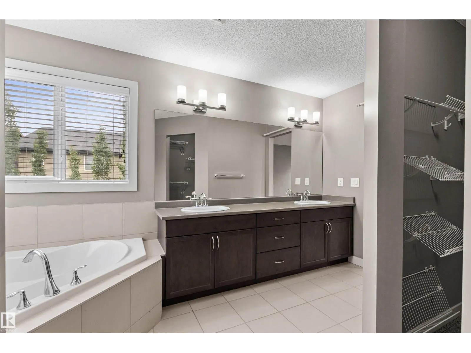 8804 217 ST NW