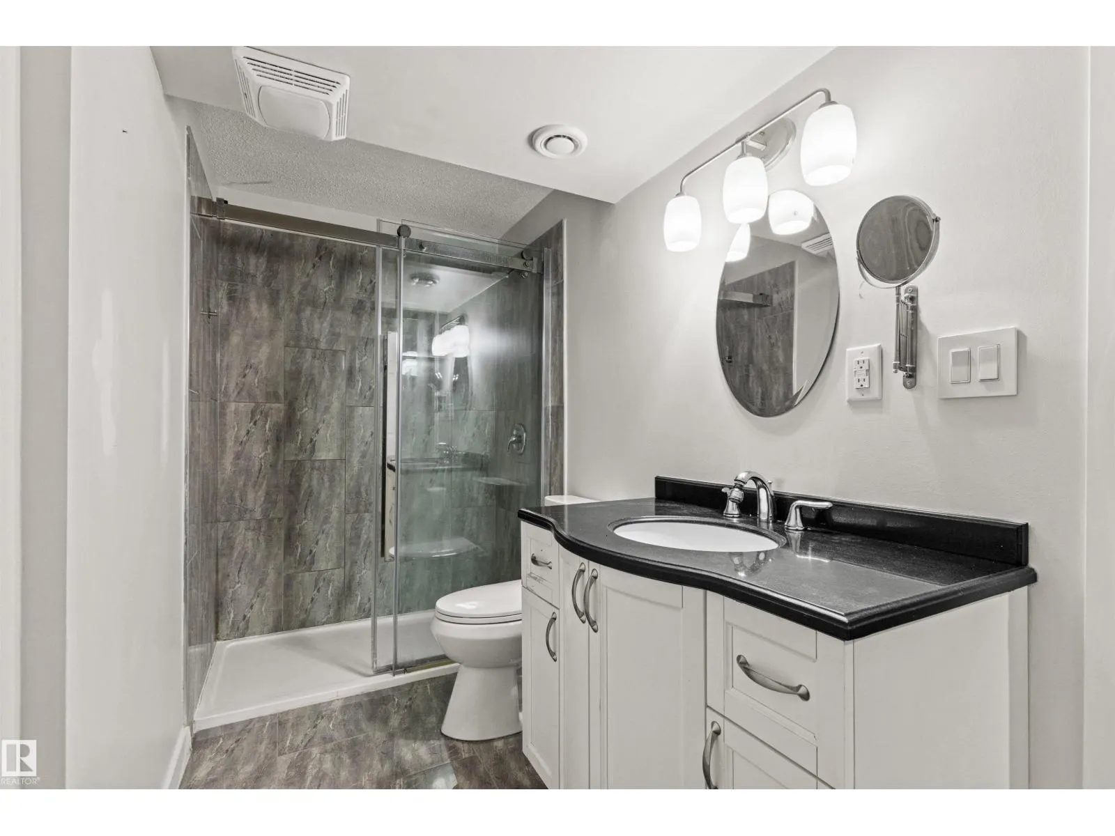8804 217 ST NW