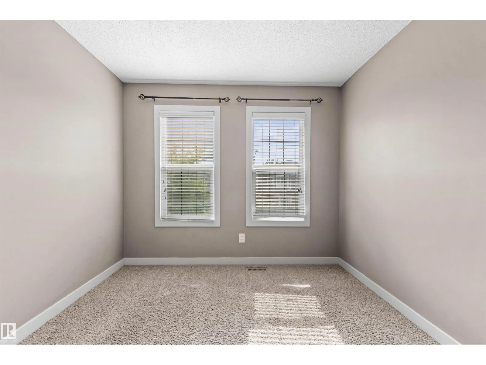 8804 217 ST NW