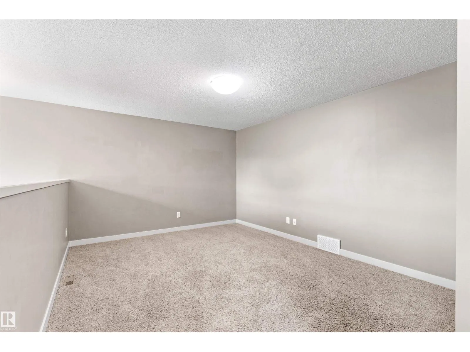 8804 217 ST NW