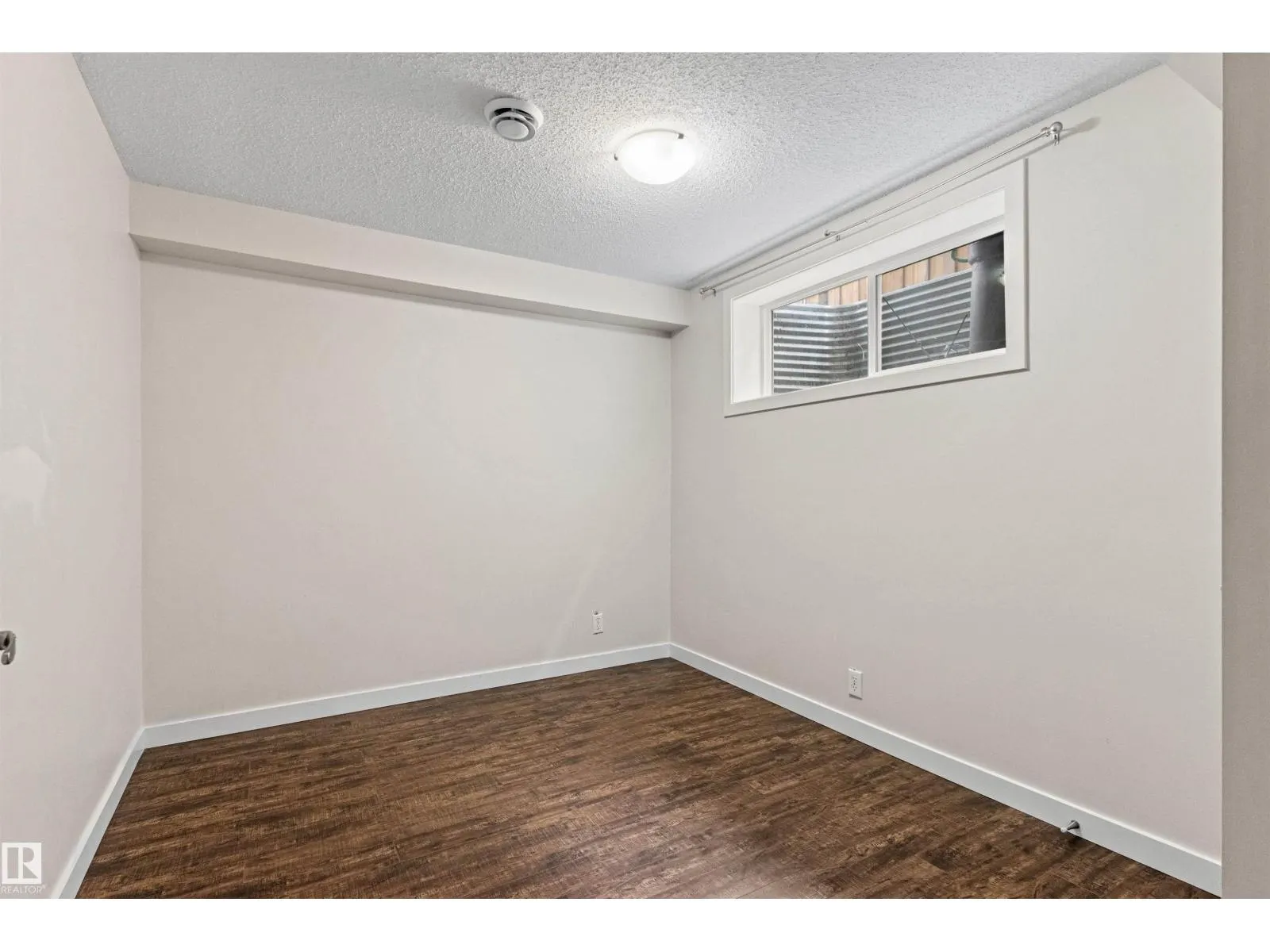 8804 217 ST NW