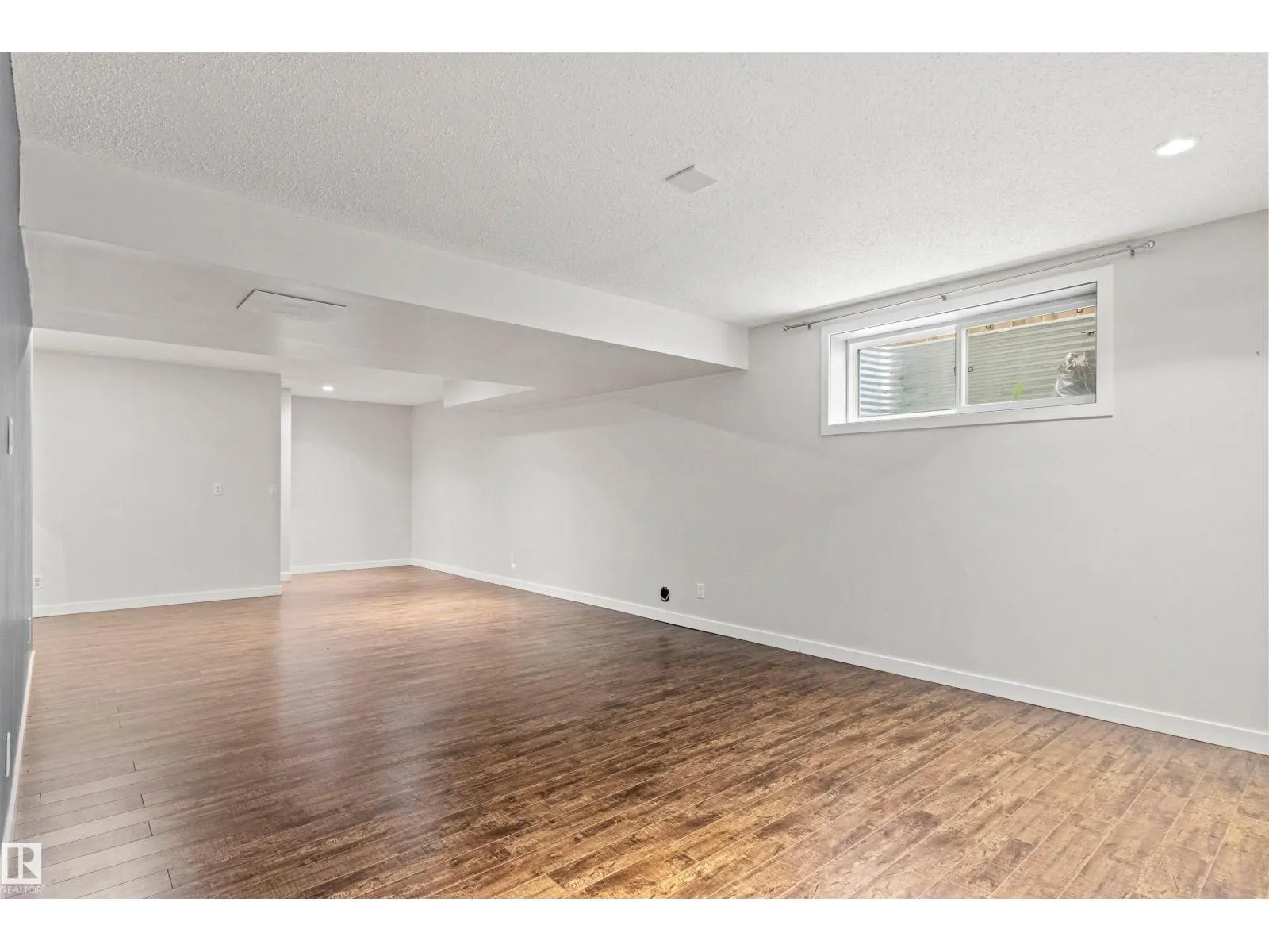 8804 217 ST NW