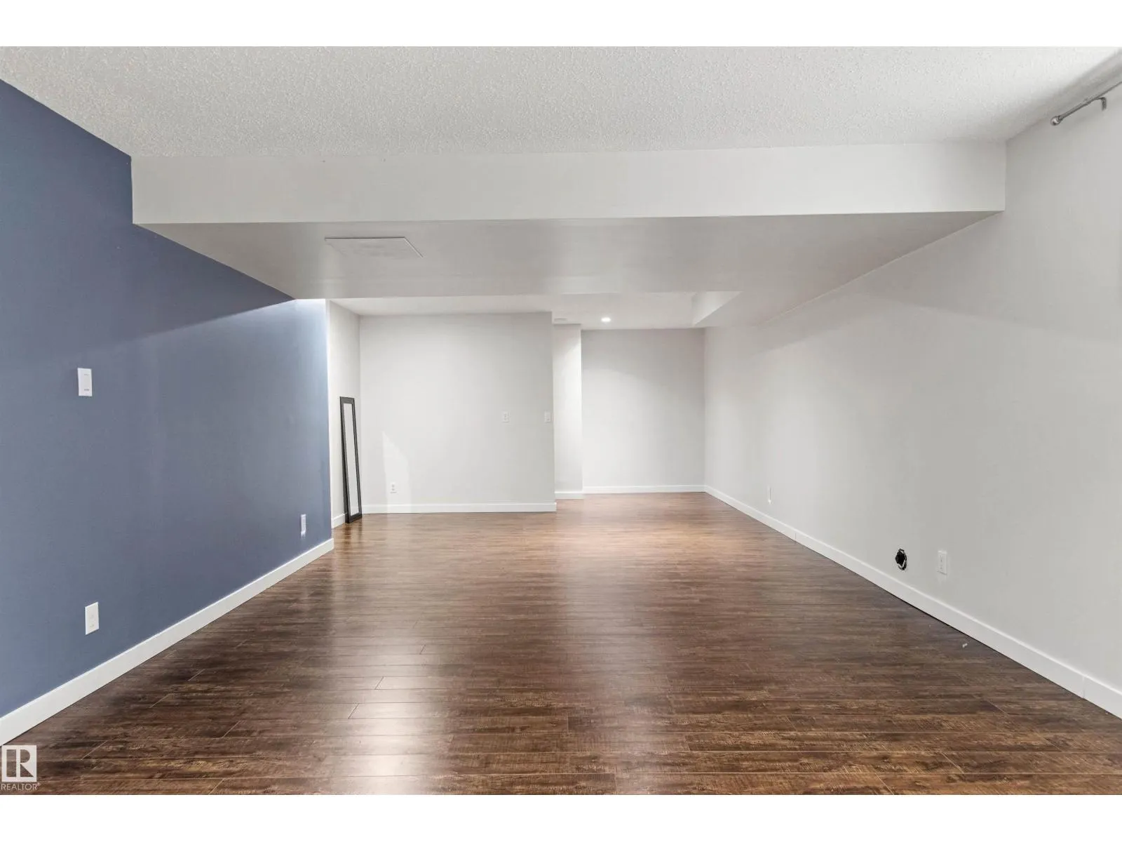 8804 217 ST NW