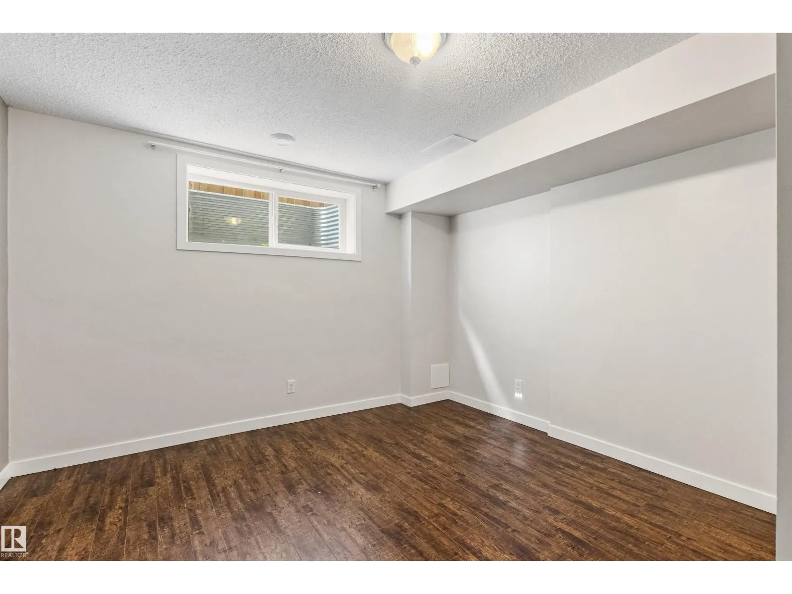 8804 217 ST NW