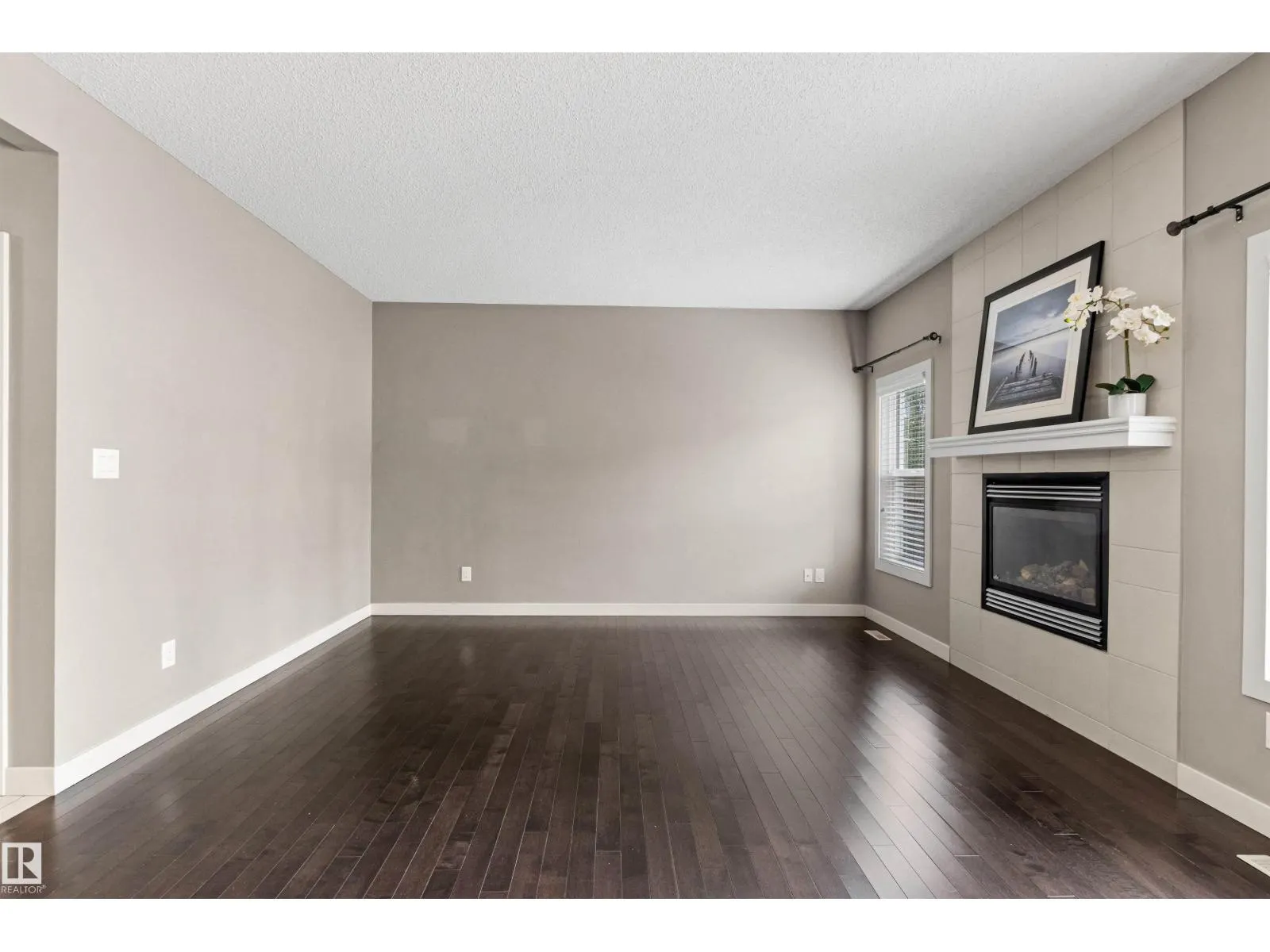 8804 217 ST NW