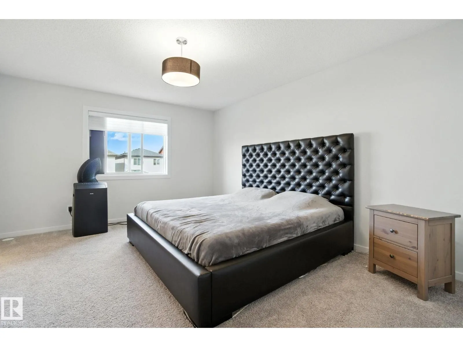 5234 23 AV SW SW