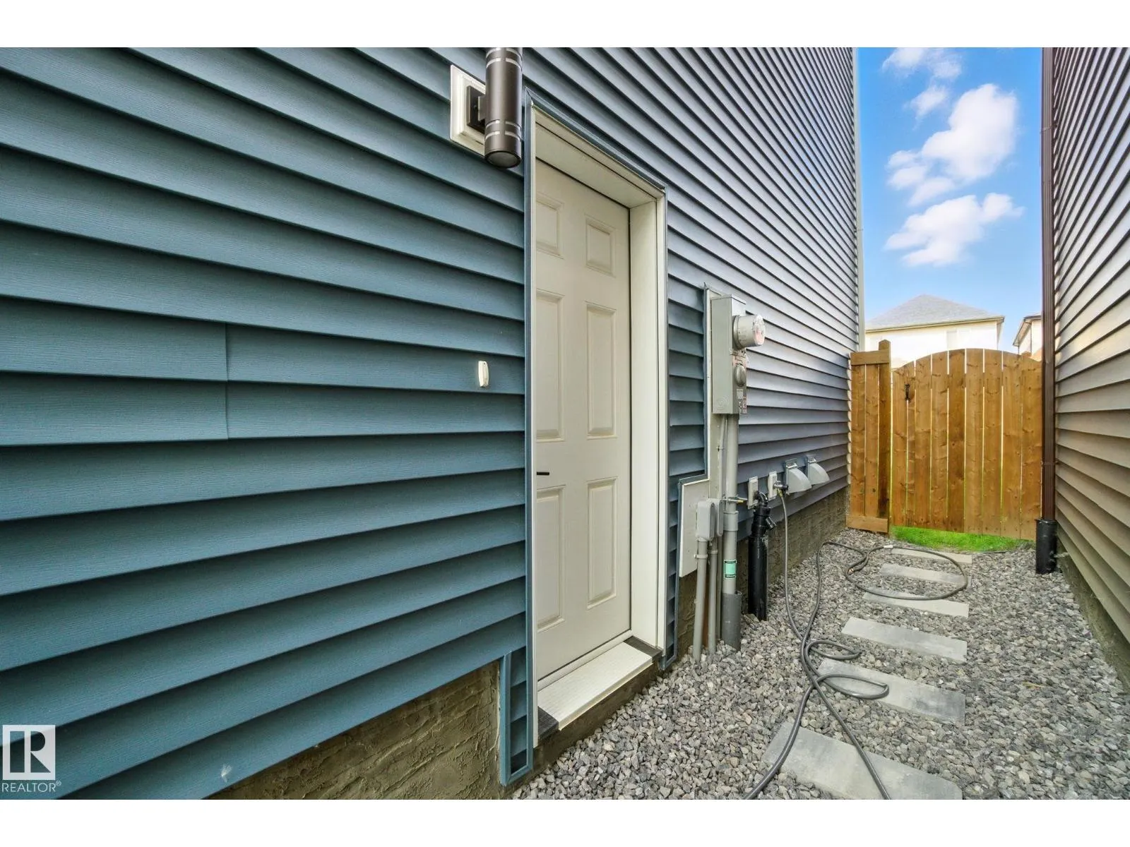 5234 23 AV SW SW
