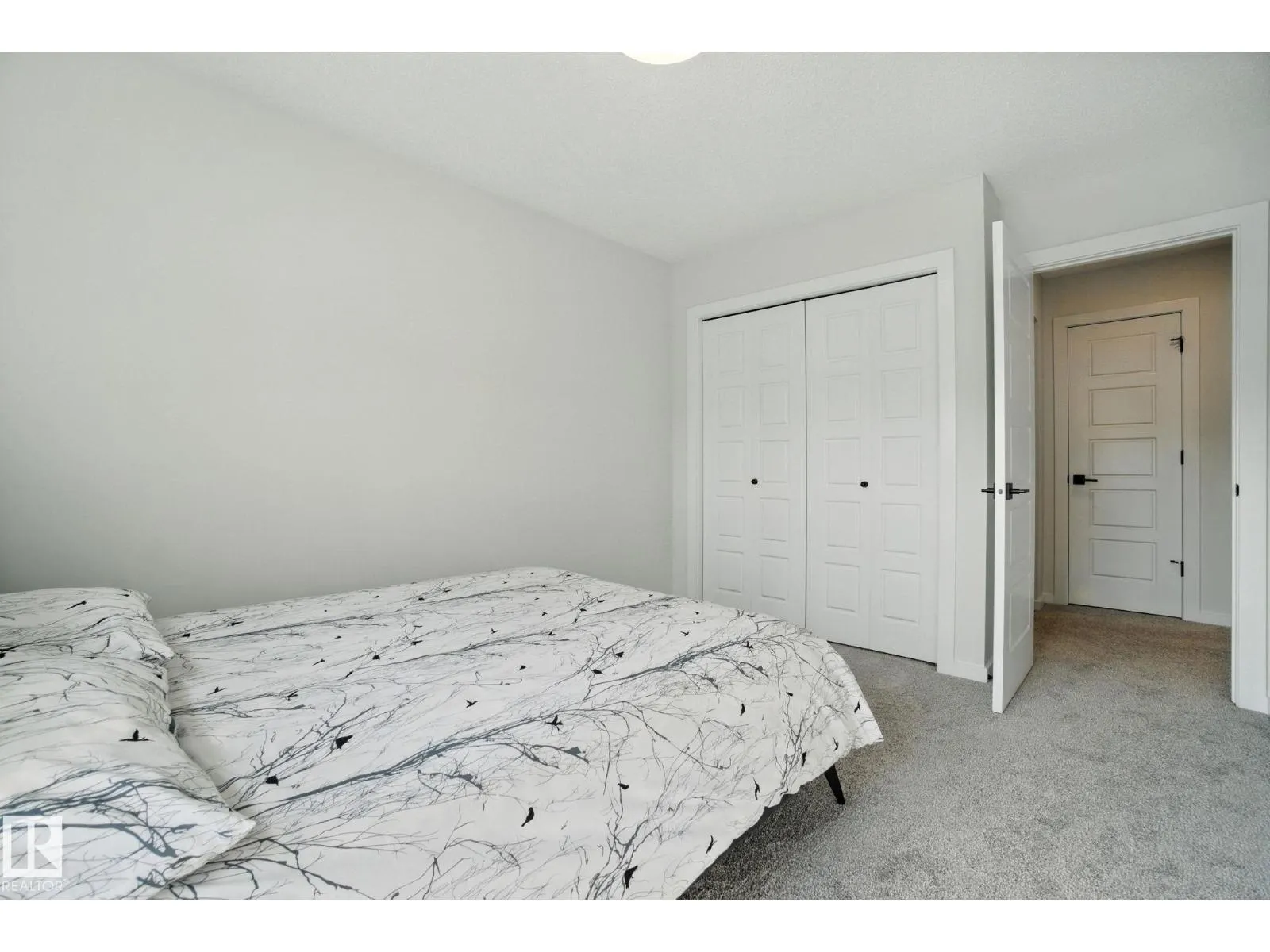 5234 23 AV SW SW