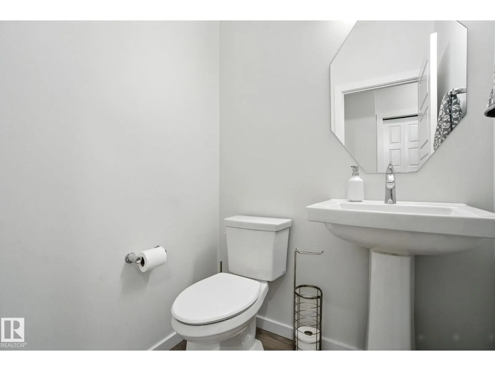 5234 23 AV SW SW