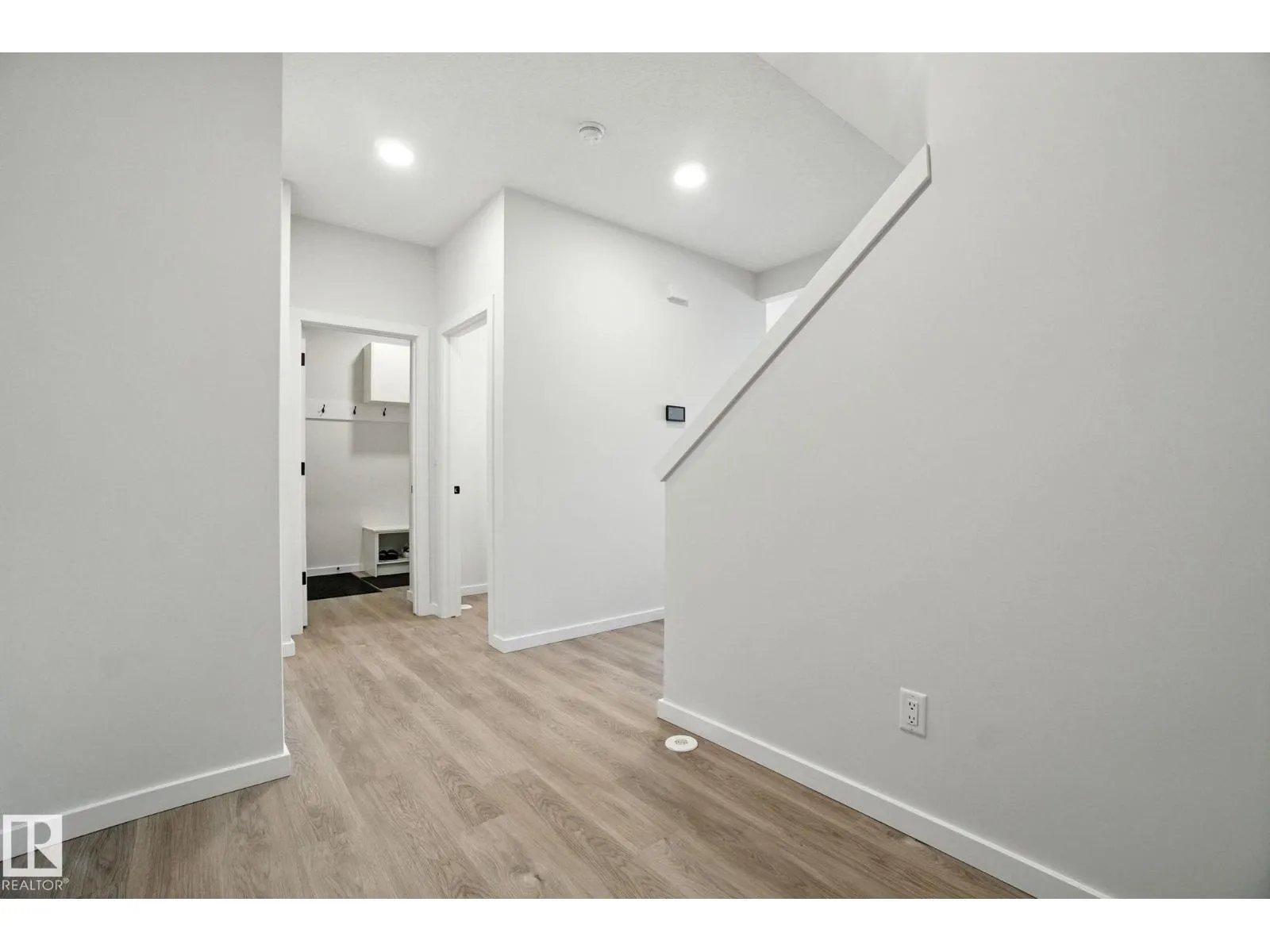 5234 23 AV SW SW