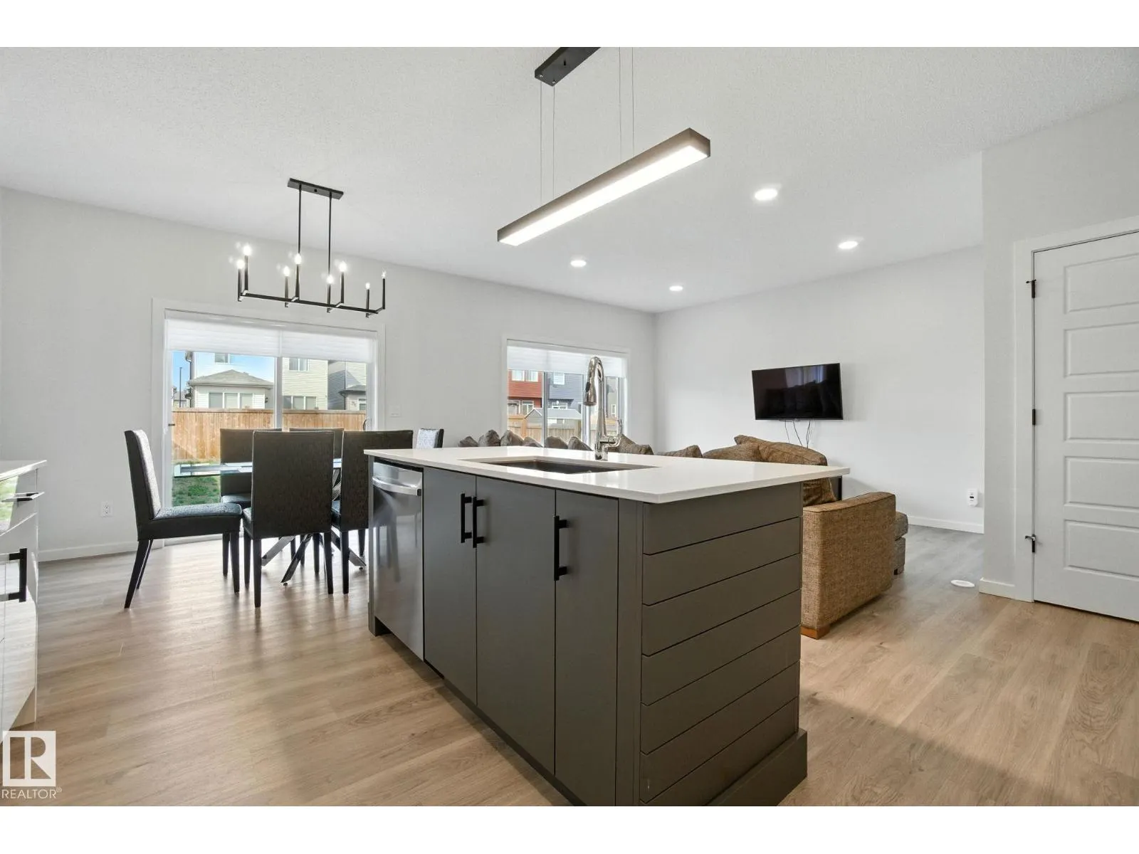 5234 23 AV SW SW