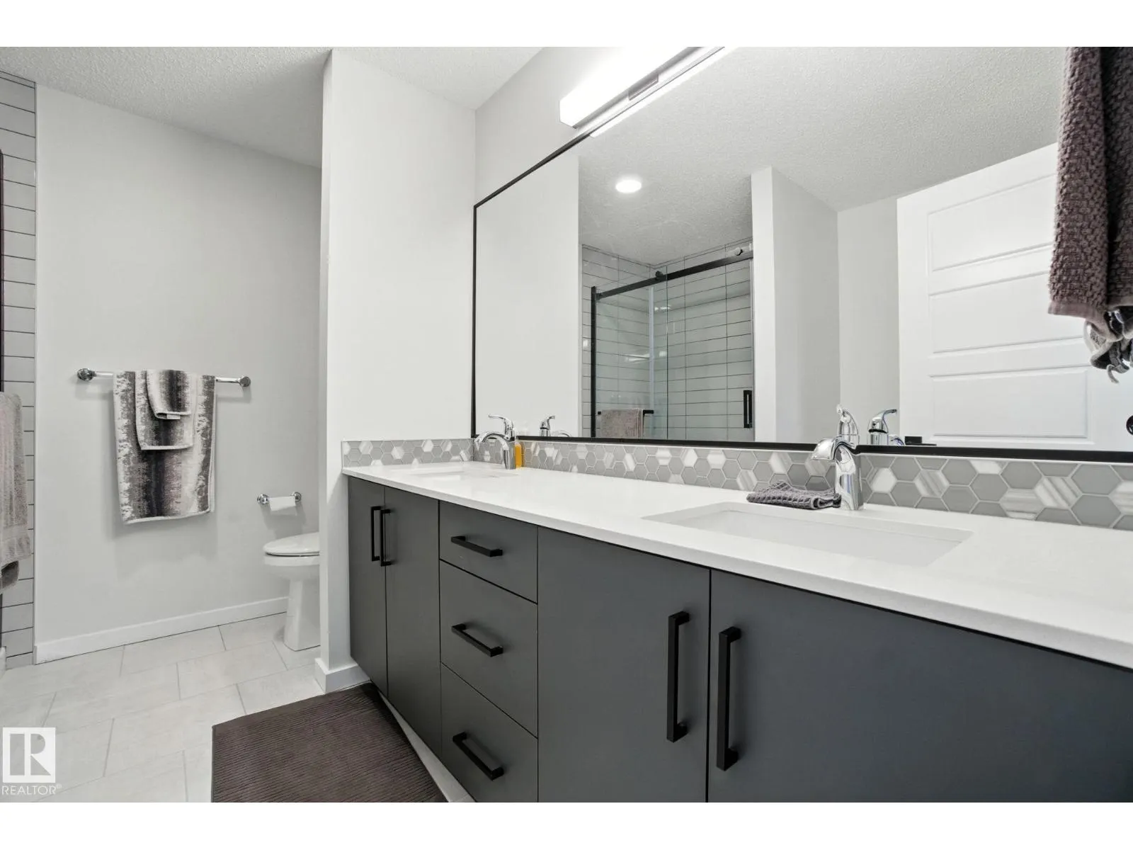 5234 23 AV SW SW