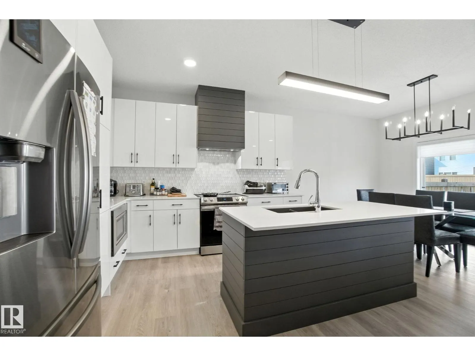 5234 23 AV SW SW