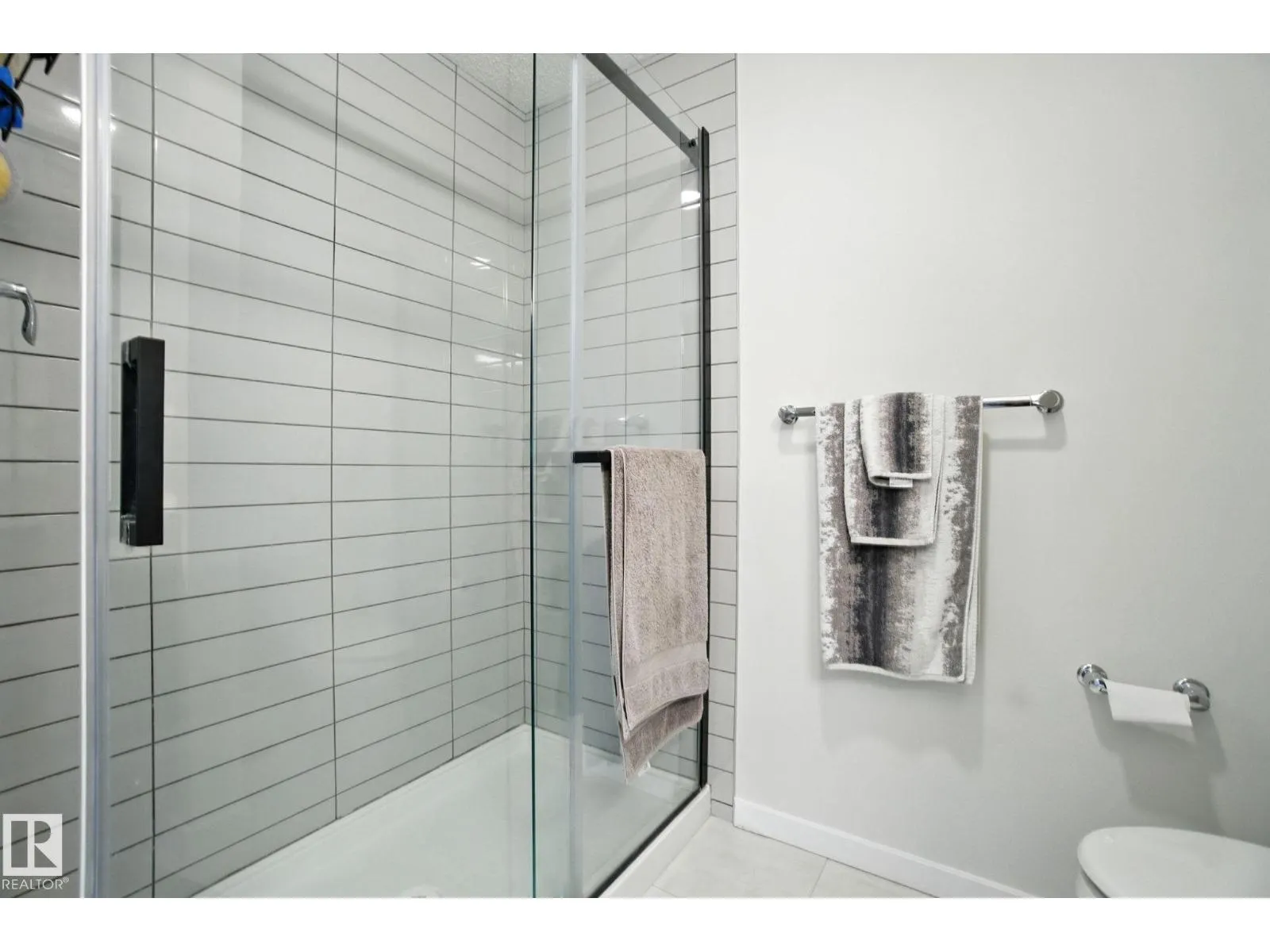 5234 23 AV SW SW