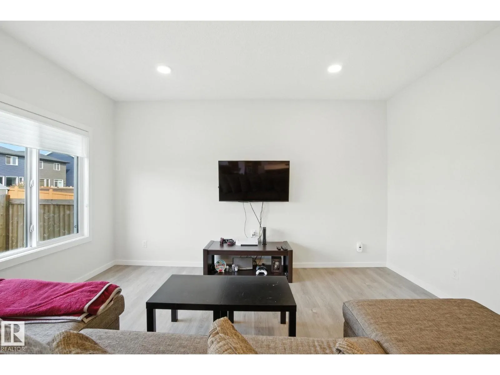 5234 23 AV SW SW