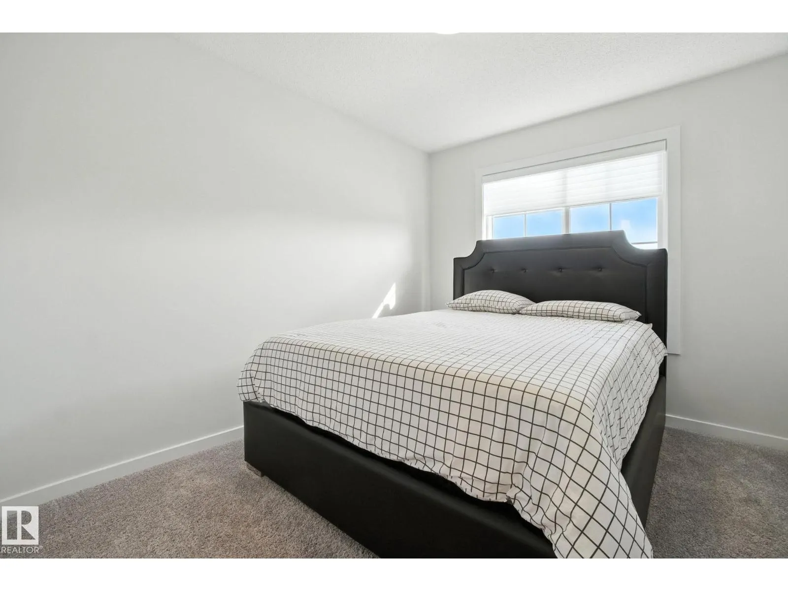 5234 23 AV SW SW