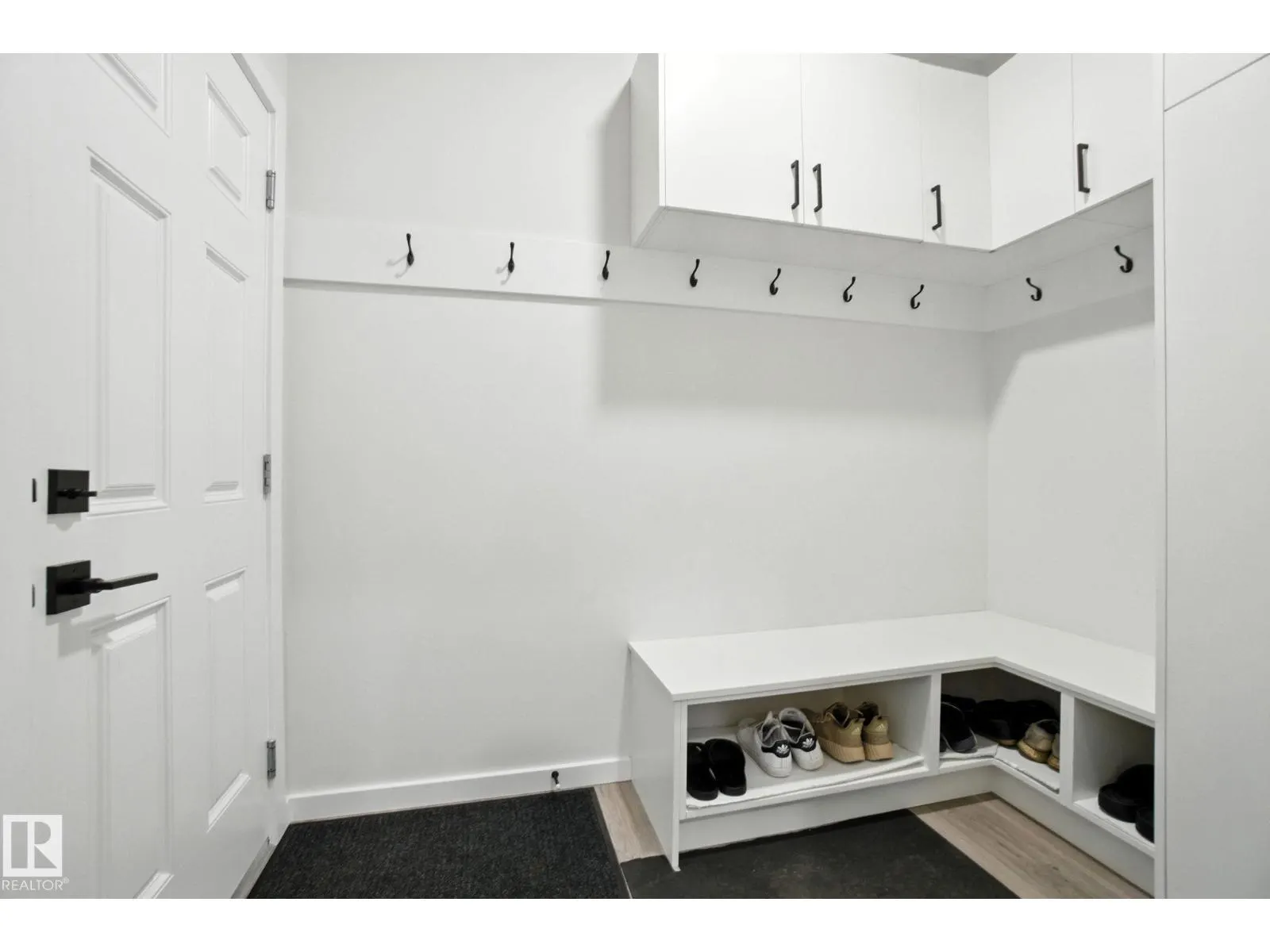 5234 23 AV SW SW