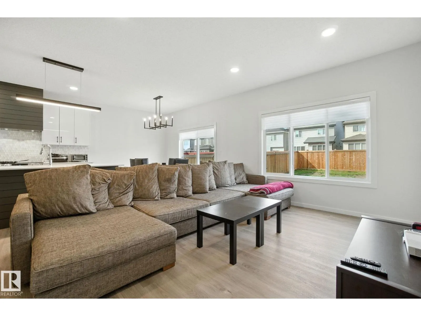 5234 23 AV SW SW