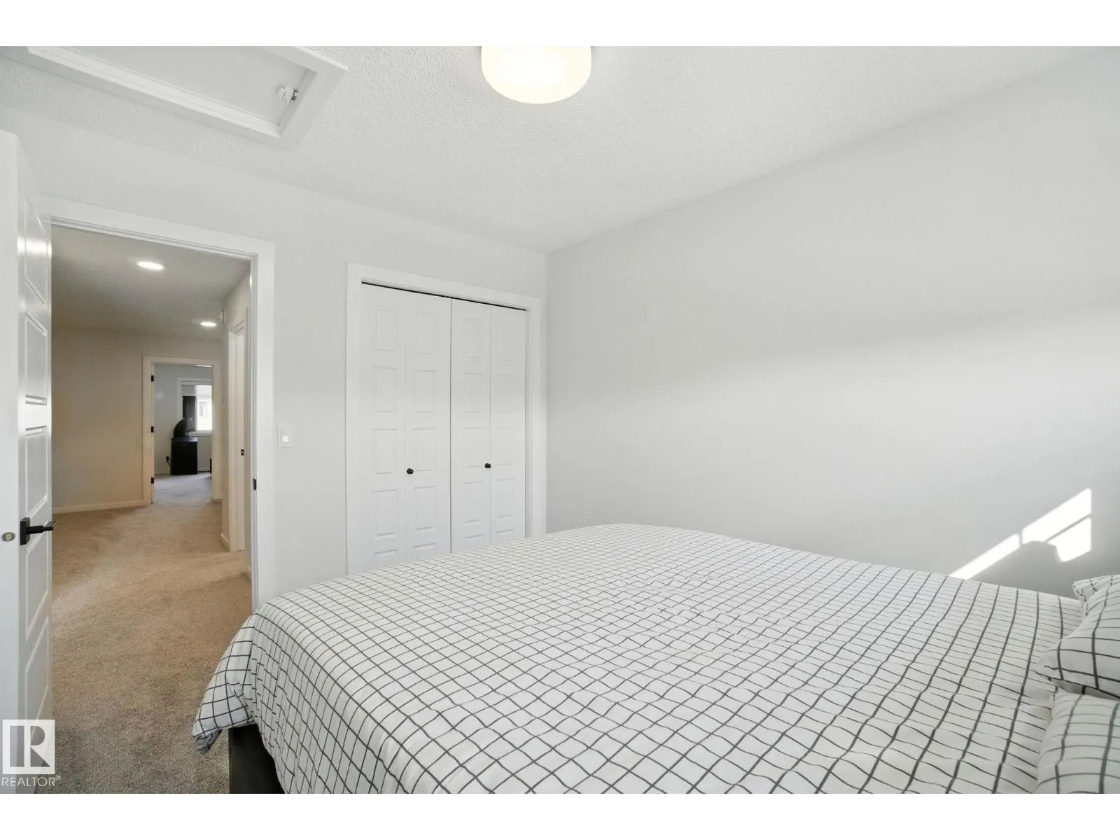 5234 23 AV SW SW