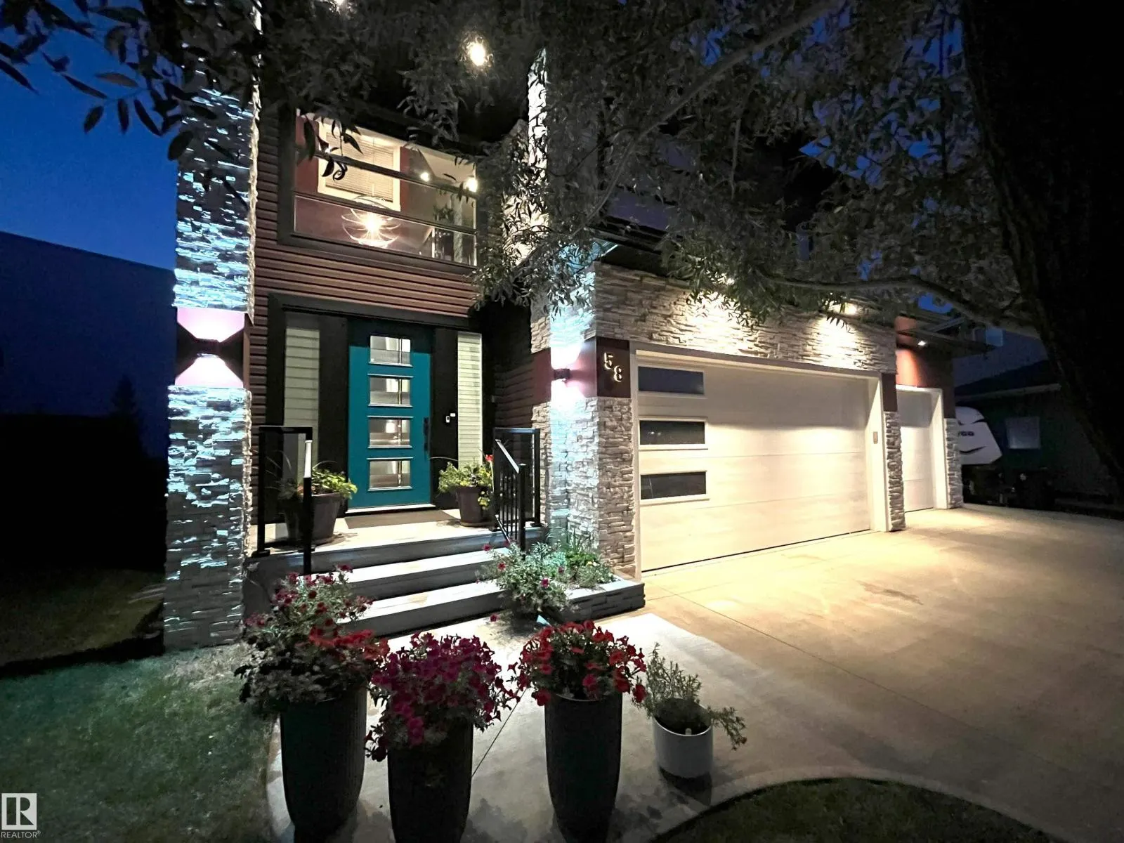58 LAMPLIGHT DR