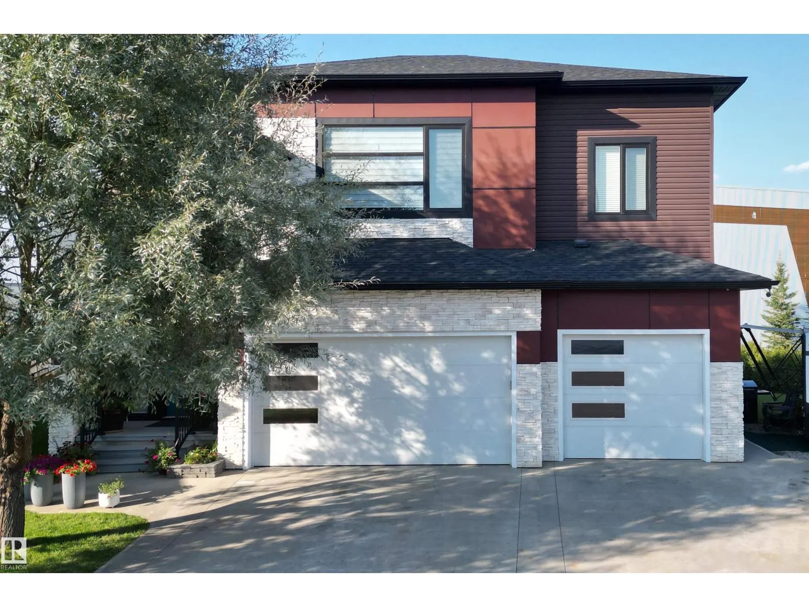 58 LAMPLIGHT DR