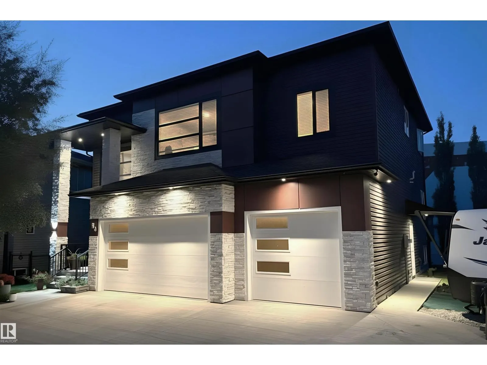 58 LAMPLIGHT DR
